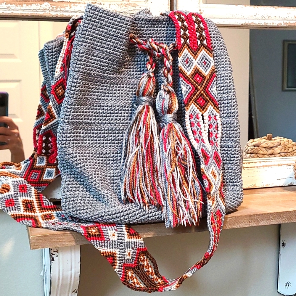 Wayuu style crossbody handmade bag. Silver ..new